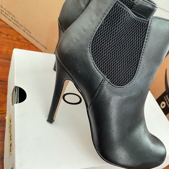 Black High Heeled Chelsea Boots - Picture 2 of 4